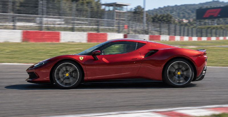 Ferrari 296 GTB sul rettilineo del circuito di Imola in Emilia-Romagna