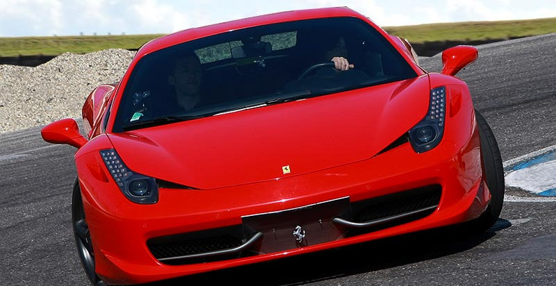 Ferrari 458 Italia rossa in accelerazione sul rettilineo dell'Autodromo del Levante a Binetto