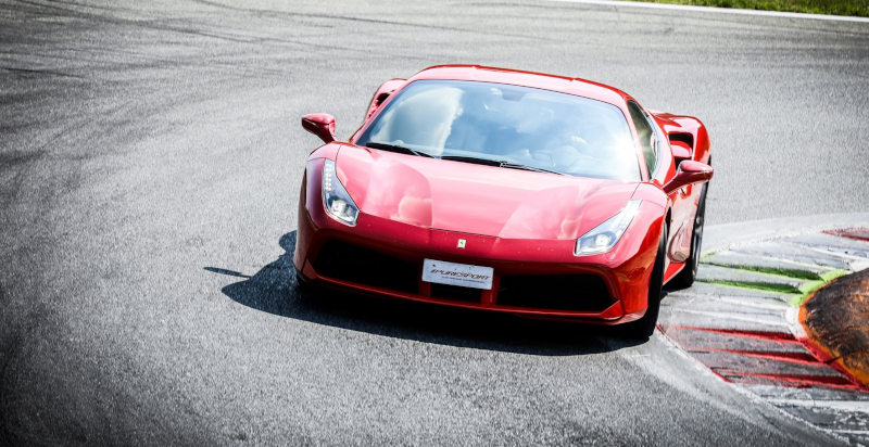 Ferrari 488 affronta una curva sul tracciato di Monza