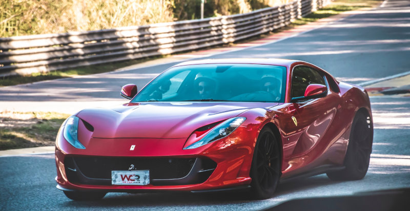 Ferrari 812 Superfast da 800 CV sulla pista campana