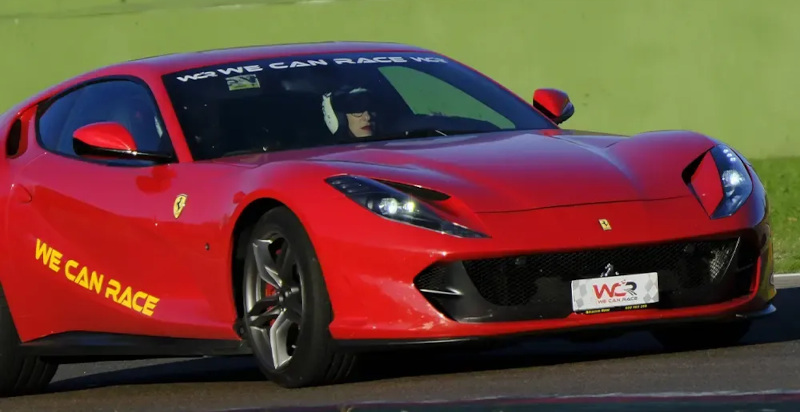 Primo piano della Ferrari 812 Superfast sulla Pista Salentina
