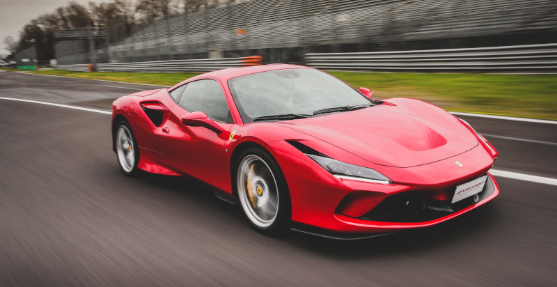Ferrari F8 Tributo sul circuito di Cremona durante un'esperienza di guida in pista