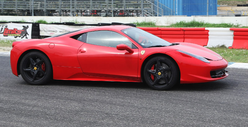 Ferrari F458 Italia: guida ad alta velocità a Latina vicino Roma