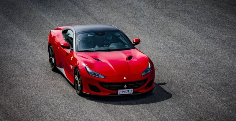 Supercar Ferrari Portofino pronta per l'esperienza di guida sportiva sul circuito di Racalmuto