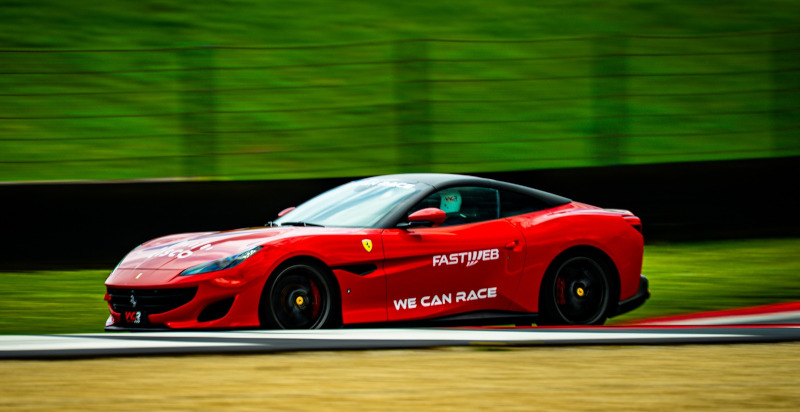 Ferrari Portofino in pista nel circuito automobilistico di Bari