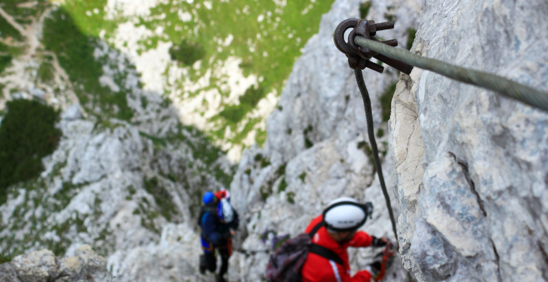 Tratto attrezzato con cavi e staffe sulla ferrata Ottorino Marangoni