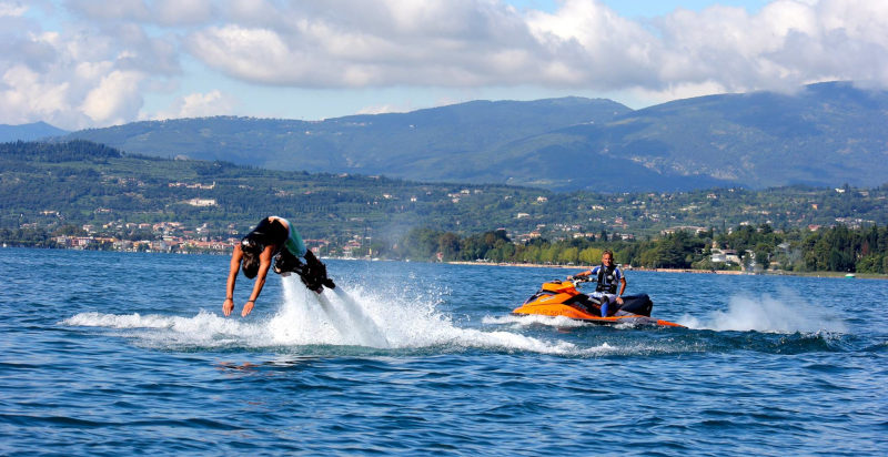 Divertimento con il flyboard sul Lago di Garda
