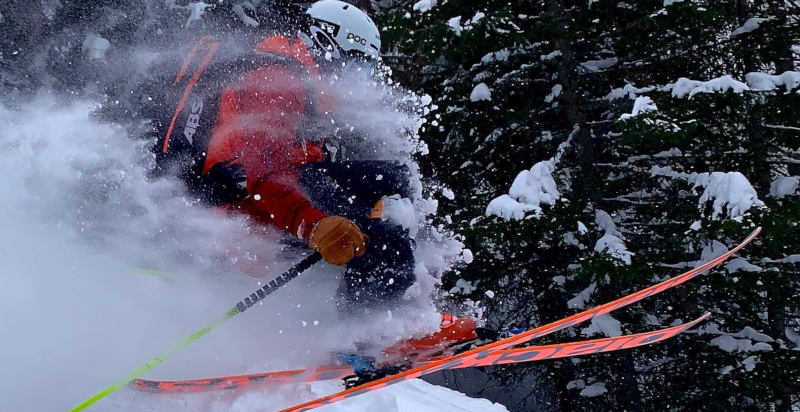 Discesa emozionante su terreni incontaminati durante il freeride