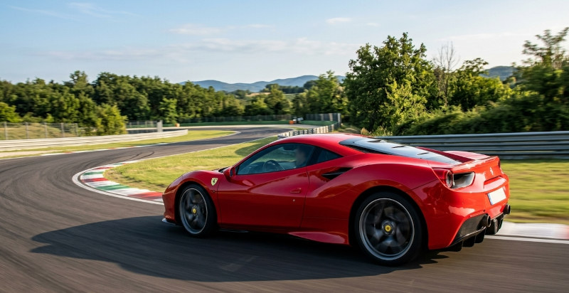 La Ferrari 488 GTB affronta una curva sul tracciato di Pomposa