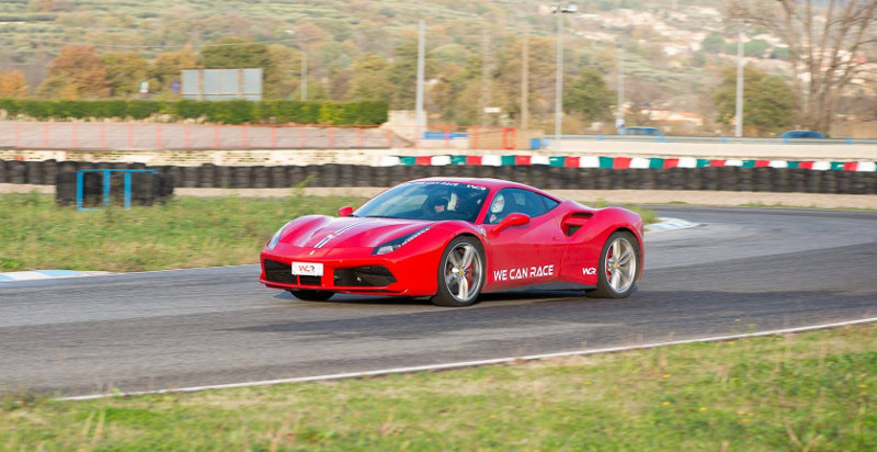 Ferrari sul tracciato tecnico in senso antiorario di Mores
