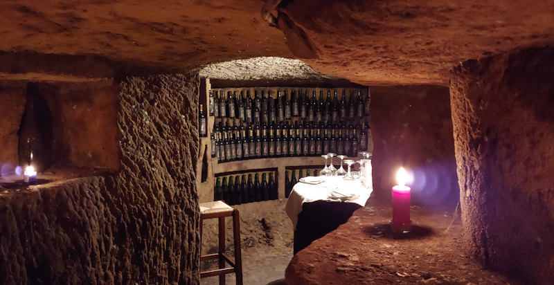 Cantina sotterranea Infernot del Monferrato scavata nella pietra bianca