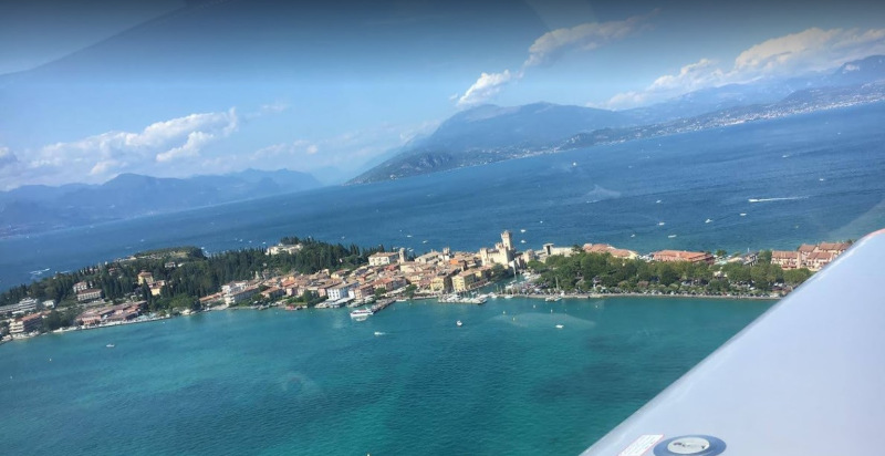 Vista aerea del Lago di Garda durante un volo panoramico