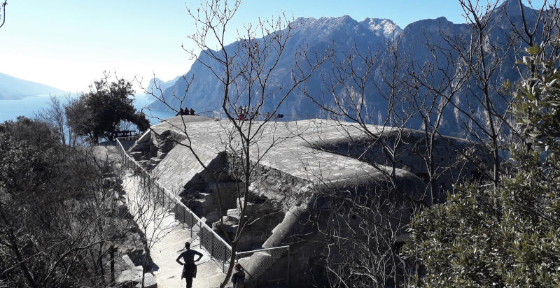 Resti delle fortezze austriache sul Monte Brione sul Lago di Garda