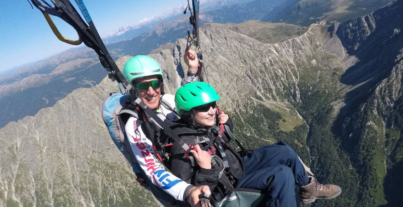 Parapendio in tandem sopra Merano con vista sulle montagne sudtirolesi