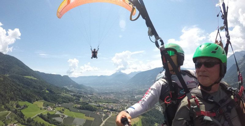 Esperienza di parapendio in tandem: volo sopra Merano