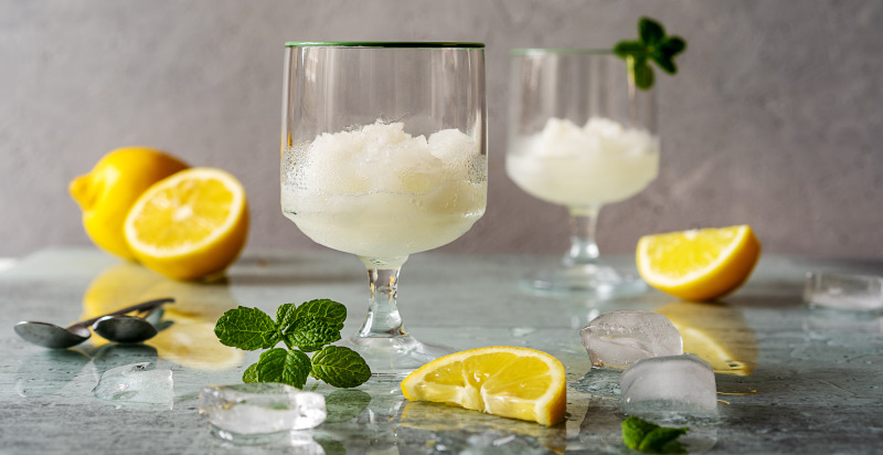 Granita siciliana rinfrescante in un caldo pomeriggio, street food Siracusa