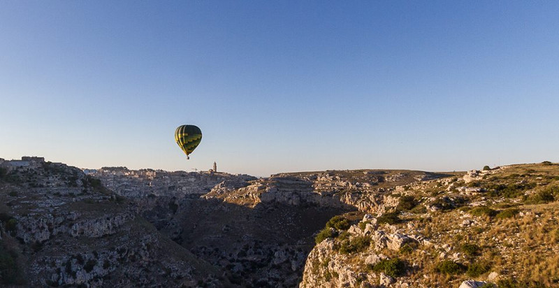 Vista aerea di Gravina in Puglia e del Parco Nazionale dell'Alta Murgia in mongolfiera