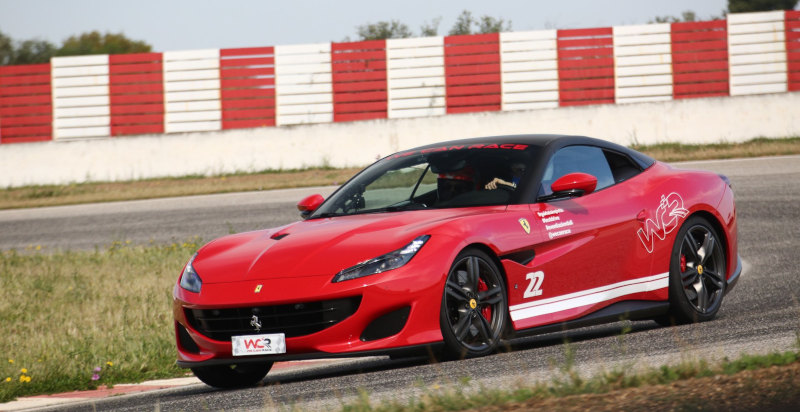 Guida di una Ferrari sul circuito di Binetto, Bari, in Puglia