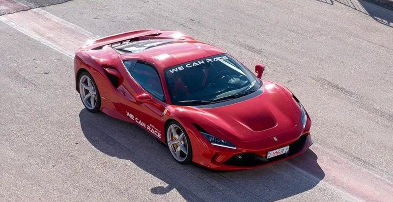 Pilota alla guida di una Ferrari F8 Tributo su circuito automobilistico dell'Umbria