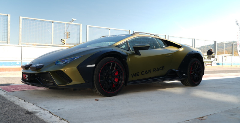 Guida Lamborghini Huracán Sterrato Ugento per appassionati di auto sportive