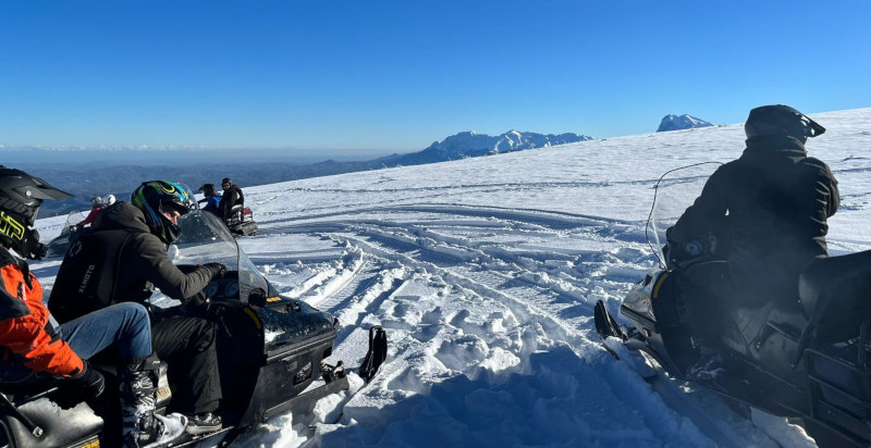 Guida esperta durante un'escursione in motoslitta in Abruzzo