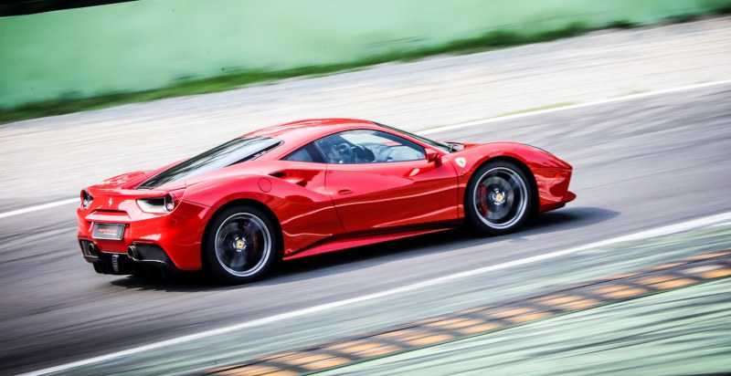 Guidare una Ferrari 488 GTB sul circuito di Imola