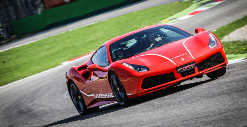 Esperienza di guida al volante della Ferrari 488 GTB rossa lungo i cordoli della pista di Vairano
