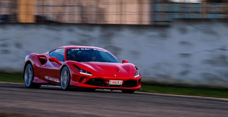 Ferrari F8 Tributo rossa sul circuito Mores