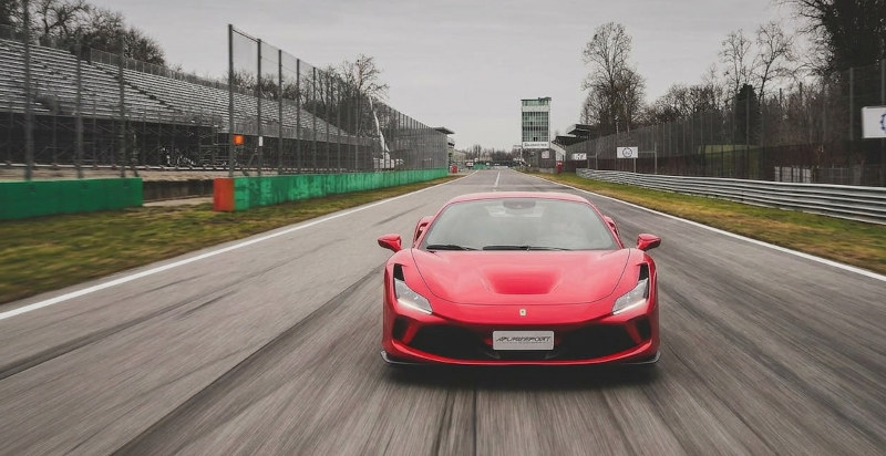Guidare una Ferrari F8 Tributo a Cremona vivendo un'esperienza esclusiva in pista