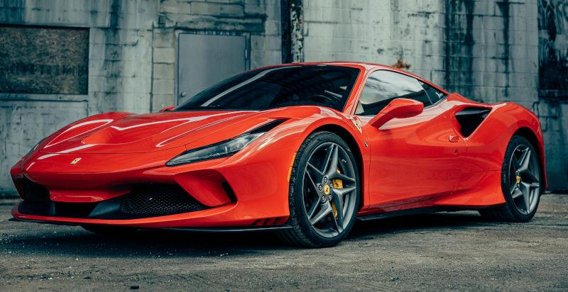 Esperienza di guida al volante della Ferrari F8 Tributo rossa lungo i cordoli della Pista Azzurra