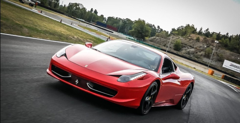 Guidare una Ferrari in pista circuito Tazio Nuvolari vicino Pavia