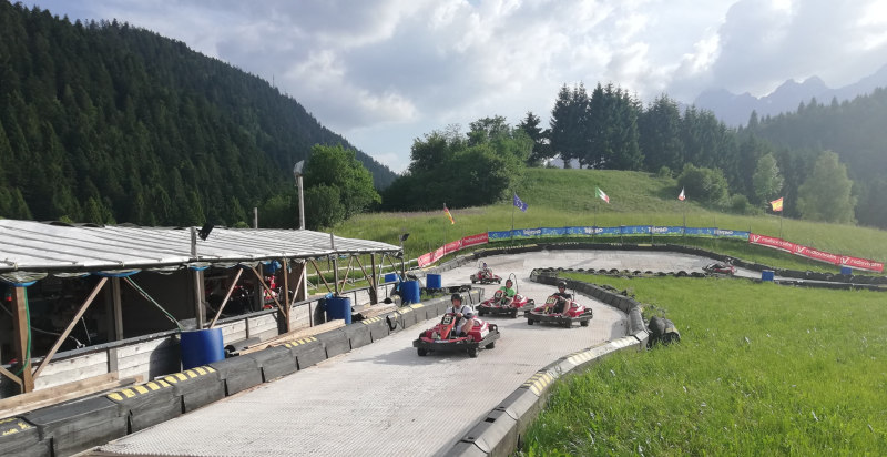 Piloti in azione sulla pista go kart di Andalo