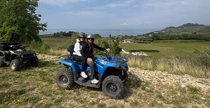 Dettaglio della guida di un quad lungo uno dei percorsi panoramici proposti.