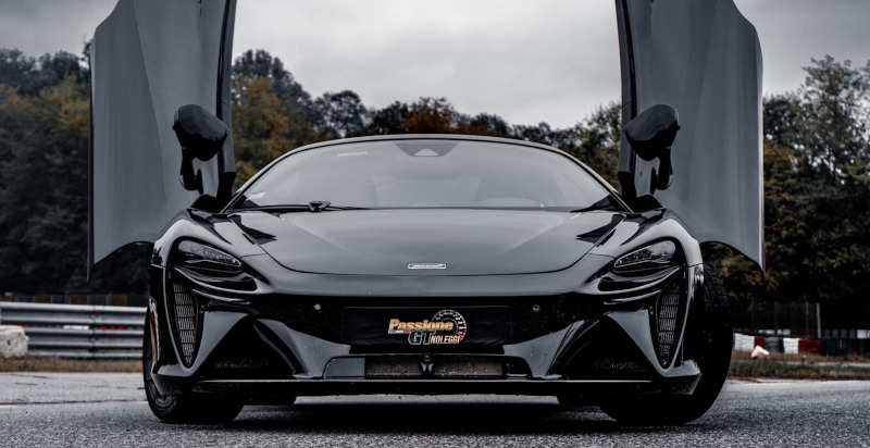 guidare una mclaren in pista latina
