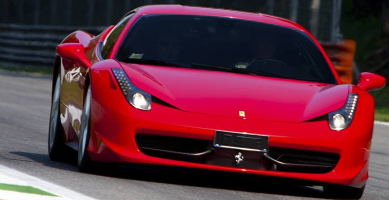 Ferrari rossa sfreccia sulla pista di Monza durante un'esperienza di guida