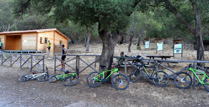 Zona di sosta mtb dopo un'escursione in Sicilia