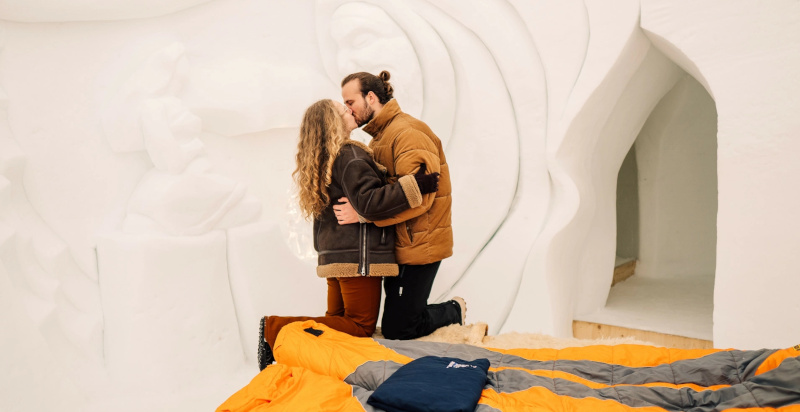 Romantica coppia in igloo