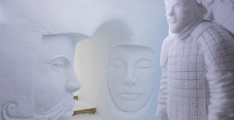 Interno igloo decorato artisticamente con sculture di neve