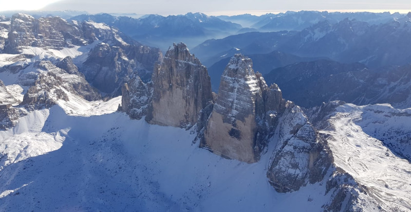 vista aerea tre cime di lavaredo volo in elicottero dolomiti