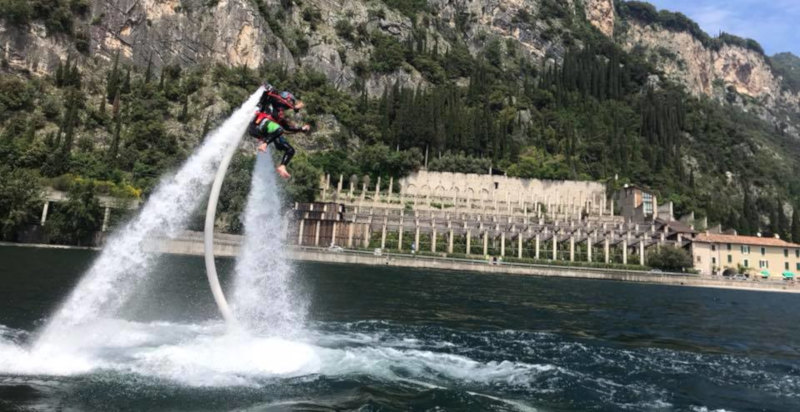 Acrobazie con jetpack sul Lago di Garda