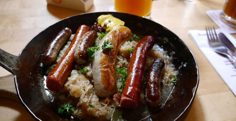 Assapora piatti tradizionali come il choucroute durante il tour gastronomico a Strasburgo