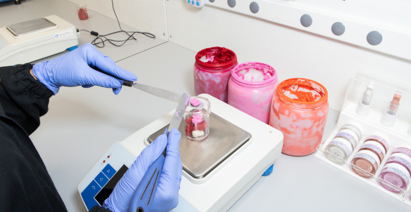 Esperienza in laboratorio per creare rossetto su misura a Milano
