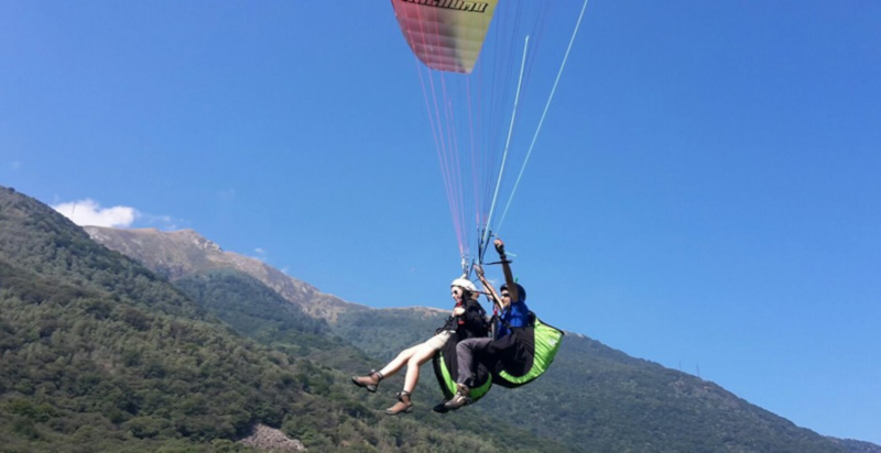 Parapendio sopra i laghi e Monte Cornizzolo