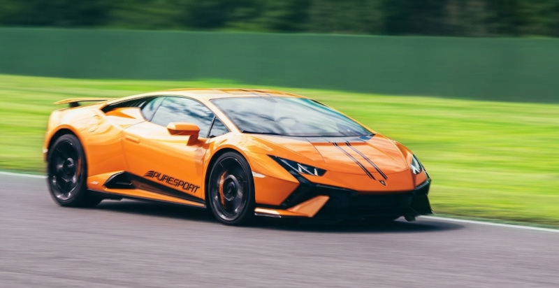 Lamborghini Huracán Tecnica in accelerazione sulla pista di Monza con motore V10 aspirato