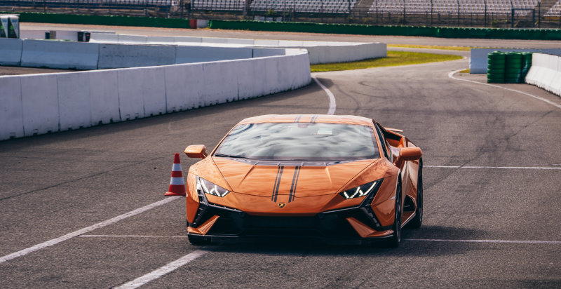 Lamborghini Huracán Tecnica con motore V10 aspirato durante un'esperienza di guida a Vairano