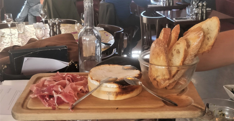 Assortimento di salumi e formaggi tipici di Marsiglia
