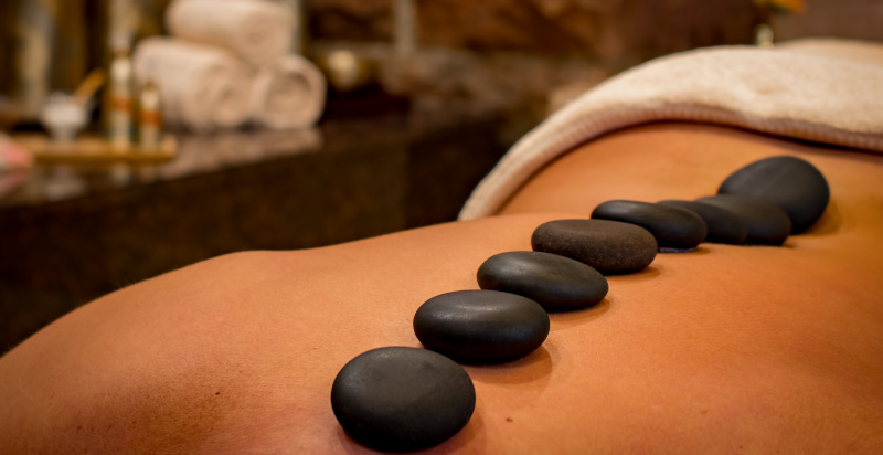 Pietre calde durante il trattamento hot stone presso Soulspace Firenze