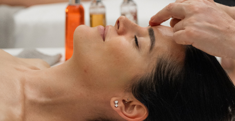 Massaggio viso rigenerante per benessere e luminosità della pelle