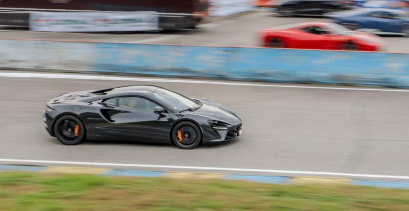 Guida una McLaren Artura in pista al Club des Miles di Moncalieri