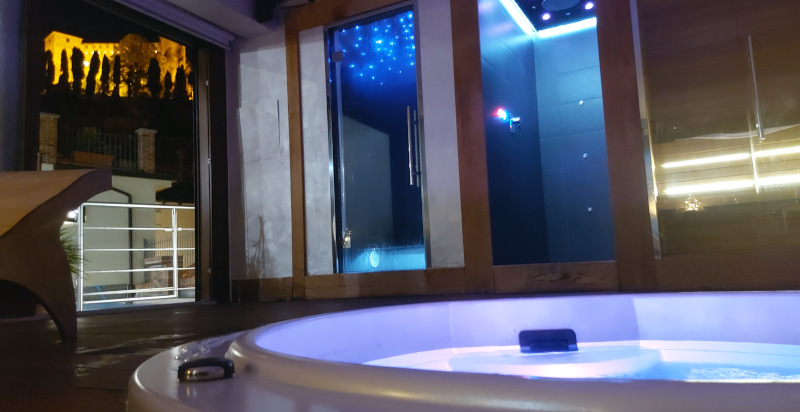 Momenti di relax totale in una spa privata per la coppia nel cuore di Monticello d'Alba